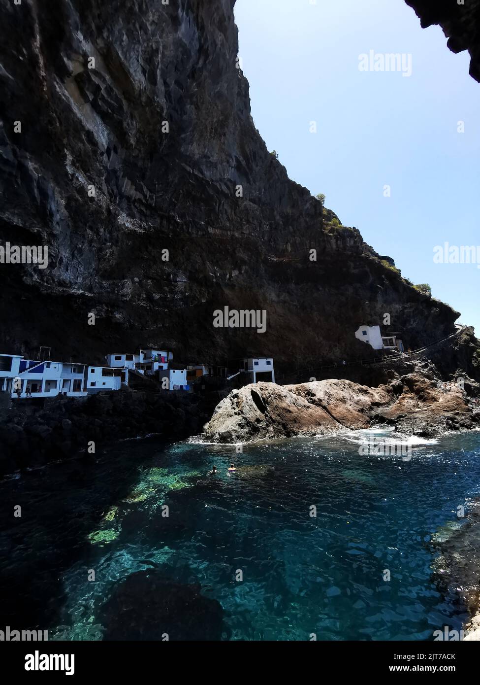 Eine vertikale Aufnahme von kleinen Häusern in einer Höhle in Poris de Candelaria, Tijarafe Stadt, La Palma, Kanarische Inseln Stockfoto