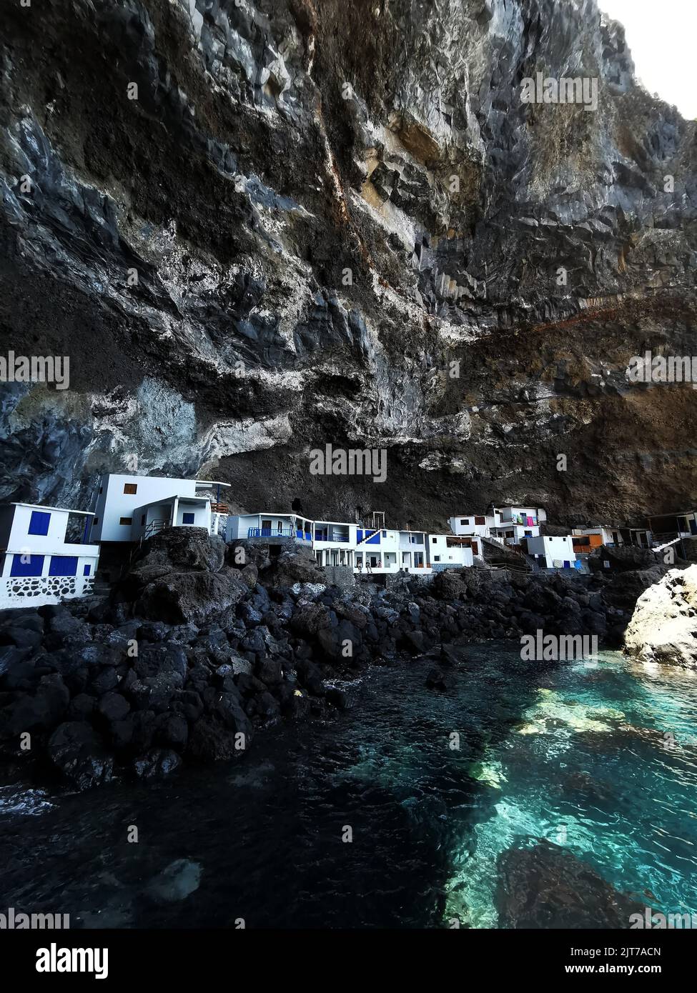 Eine vertikale Aufnahme von kleinen weißen Häusern in Poris de Candelaria, Tijarafe, La Palma, Kanarische Inseln Stockfoto