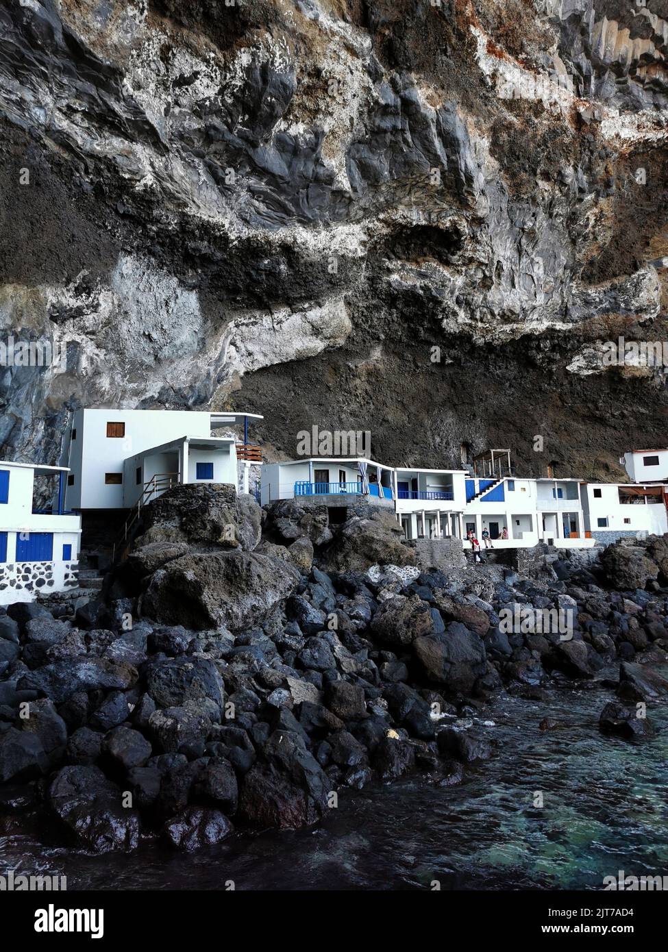 Eine vertikale Aufnahme der weißen Häuser in Poris de Candelaria, Tijarafe, La Palma, Kanarische Inseln Stockfoto