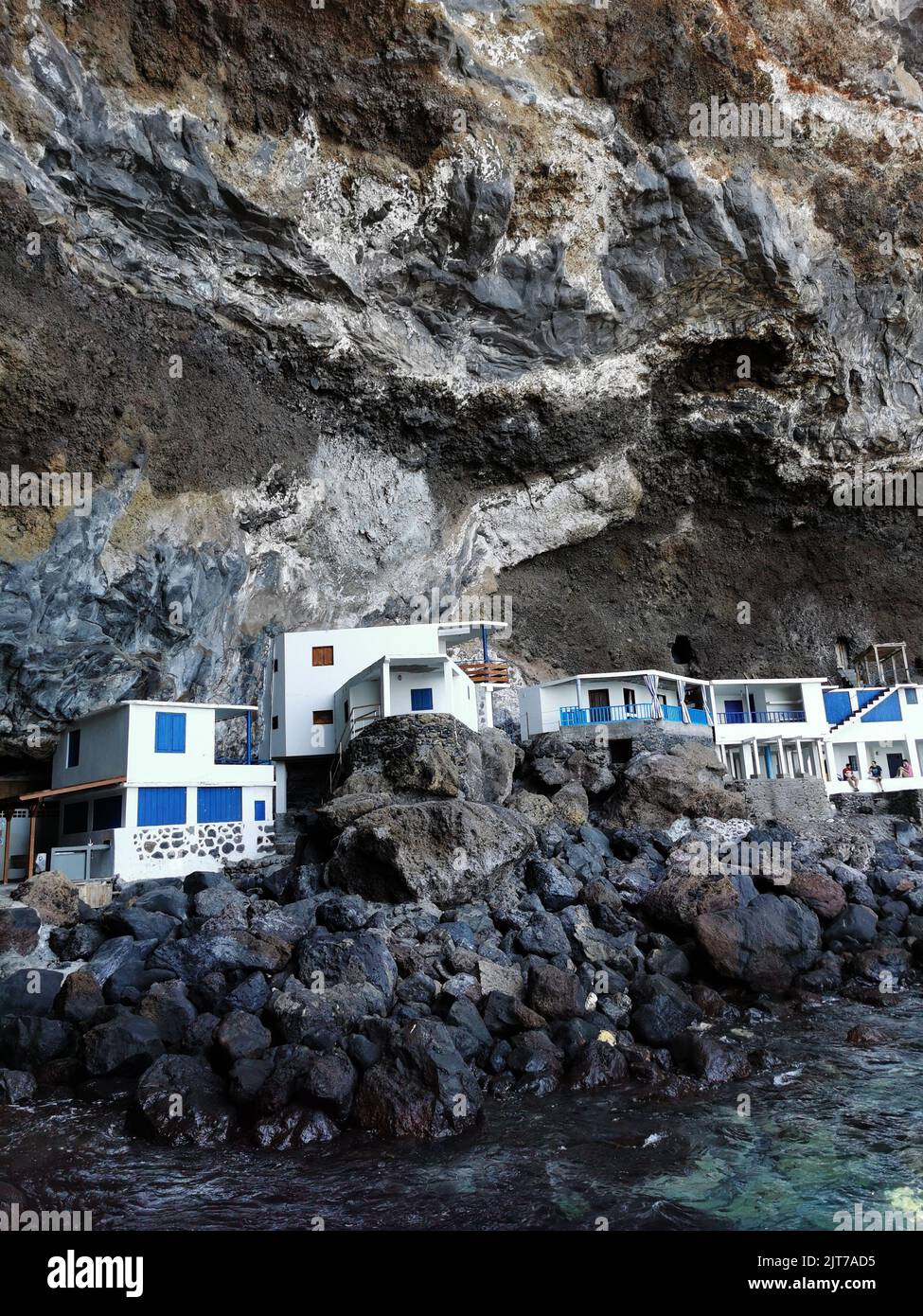 Eine vertikale Aufnahme von kleinen Häusern in einer Höhle, Poris de Candelaria, Tijarafe, La Palma Insel, Kanarische Inseln Stockfoto