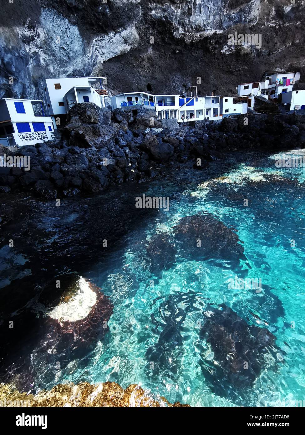 Eine vertikale Aufnahme von kleinen weißen Häusern in Poris de Candelaria, Tijarafe, La Palma, Kanarische Inseln Stockfoto