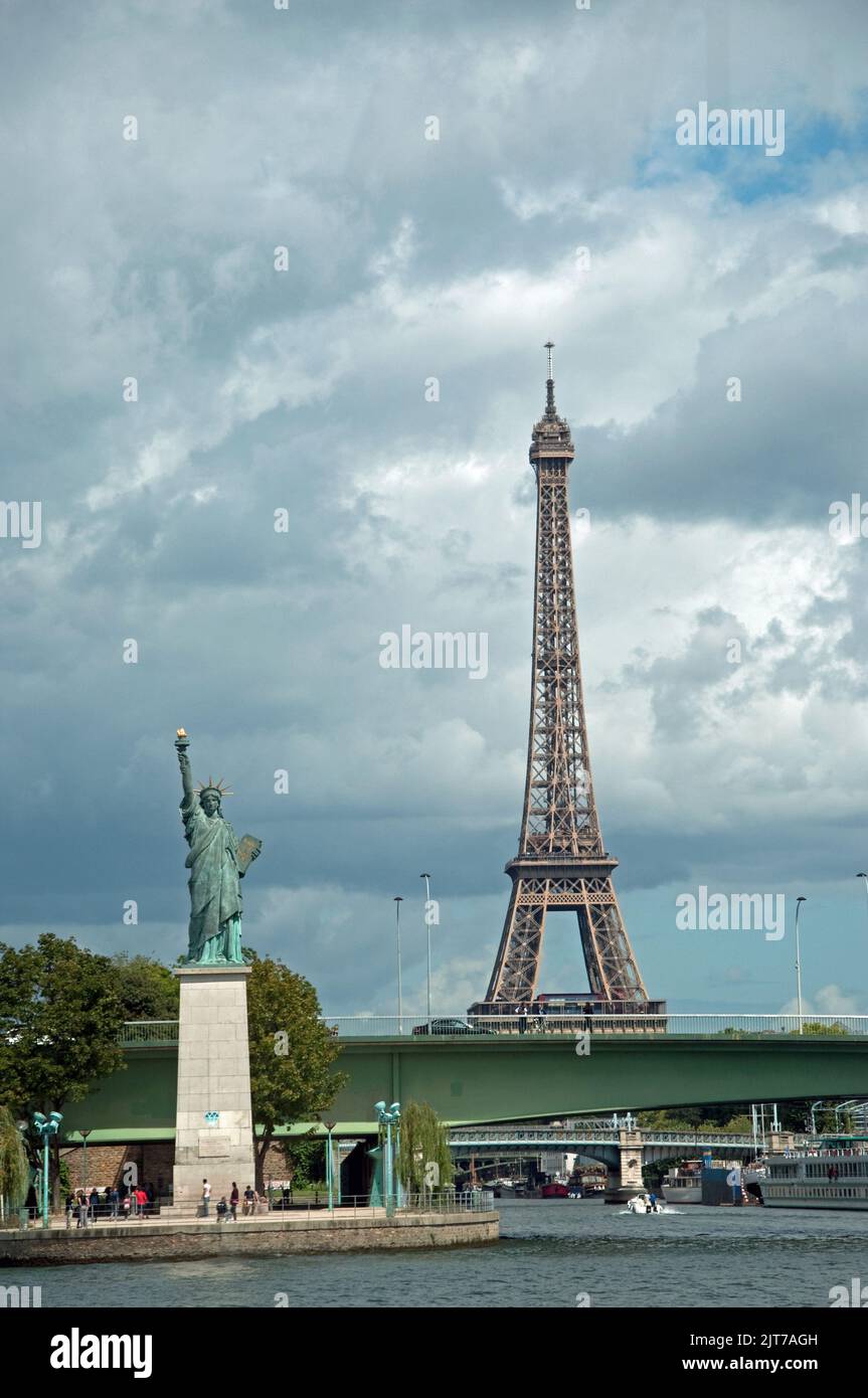 Freiheitsstatue und Eiffelturm, Paris, Frankreich. Die Freiheitsstatue in New York war ein Geschenk der französischen Regierung. Stockfoto