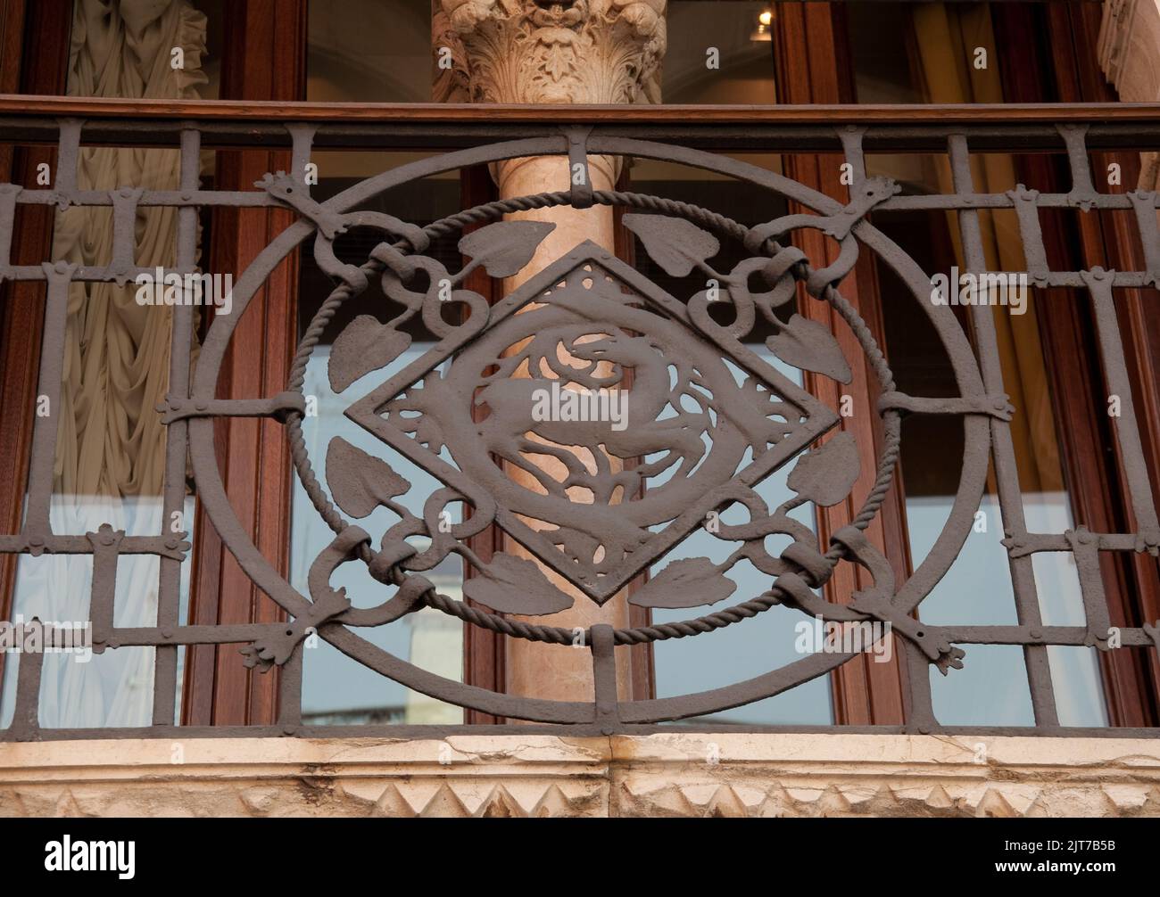 Balkon (Detail), typisches venezianisches Gebäude, Venedig, Italien. Schmiedeeisernes Design auf dem Balkon. Stockfoto