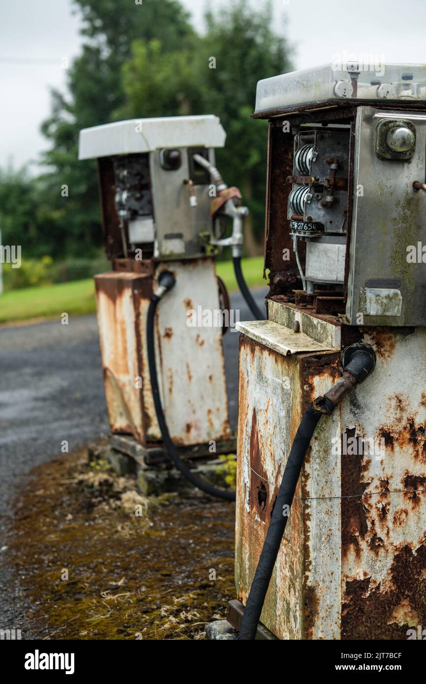 Nahaufnahme eines alten Kraftstoffspenders an der Tankstelle, eines verlassenen und rostigen Gastanks Stockfoto
