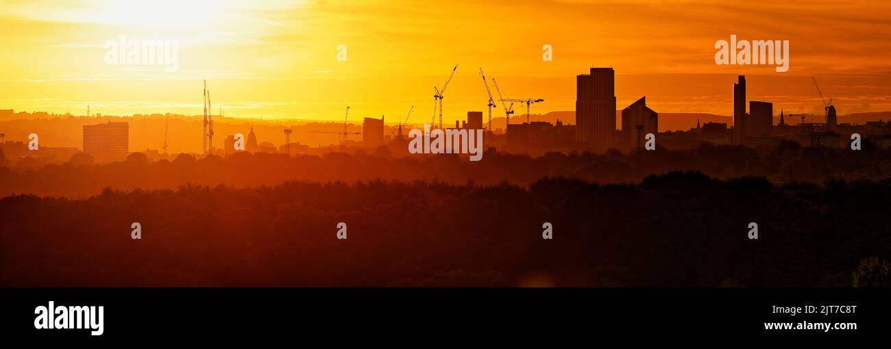 Die Skyline von Leeds City Centre wurde vor einem Sonnenuntergang geschildet. Diese Ansicht wurde vom Temple Newsam Estate übernommen Stockfoto