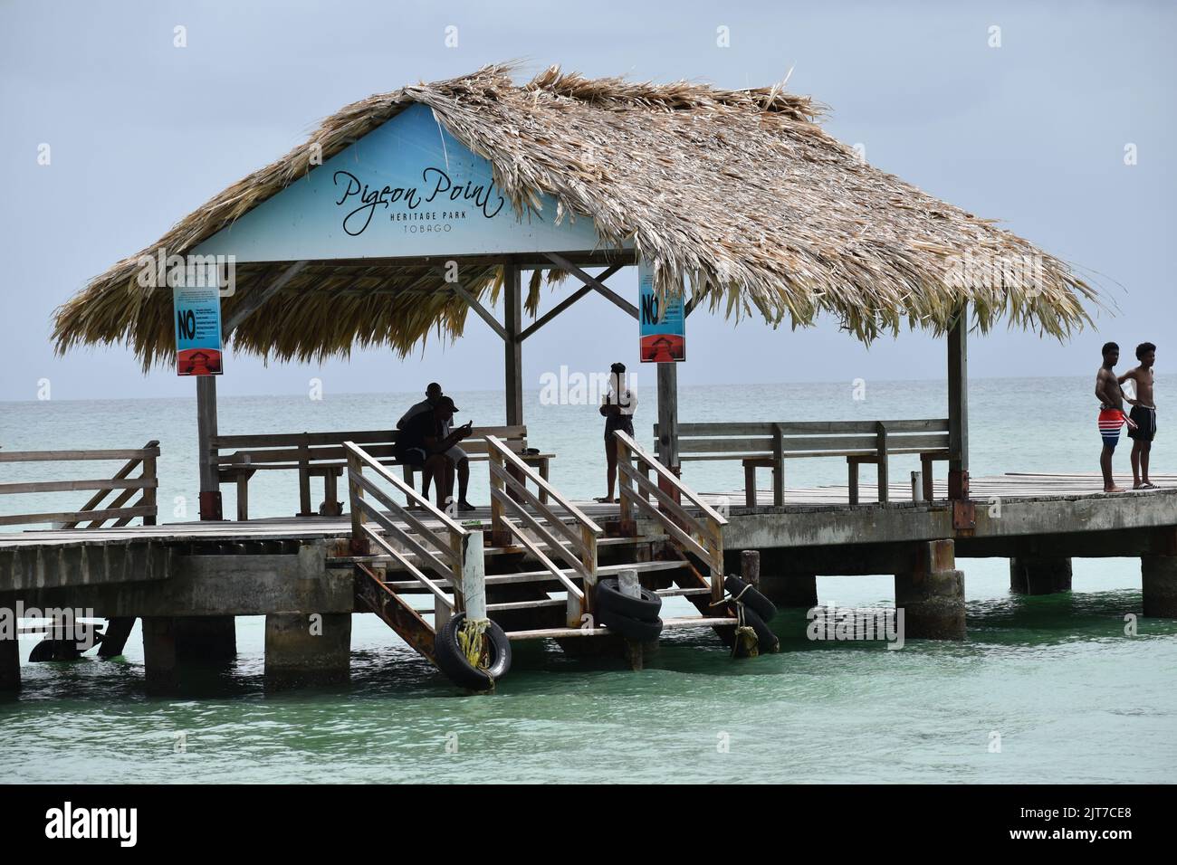 Pigeon Point, Tobago - 12. Juli 2022 - die ikonische Landungsbrücke im Pigeon Point Heritage Park an der Westküste von Tobago. Stockfoto