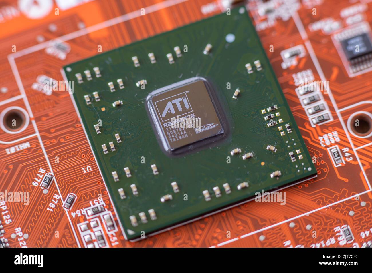 Timisoara, Rumänien - 30. März 2020: Nahaufnahme eines ATI Radeon X300 215RELAKA12F Grafikprozessors. Elektronische Komponenten. Stockfoto