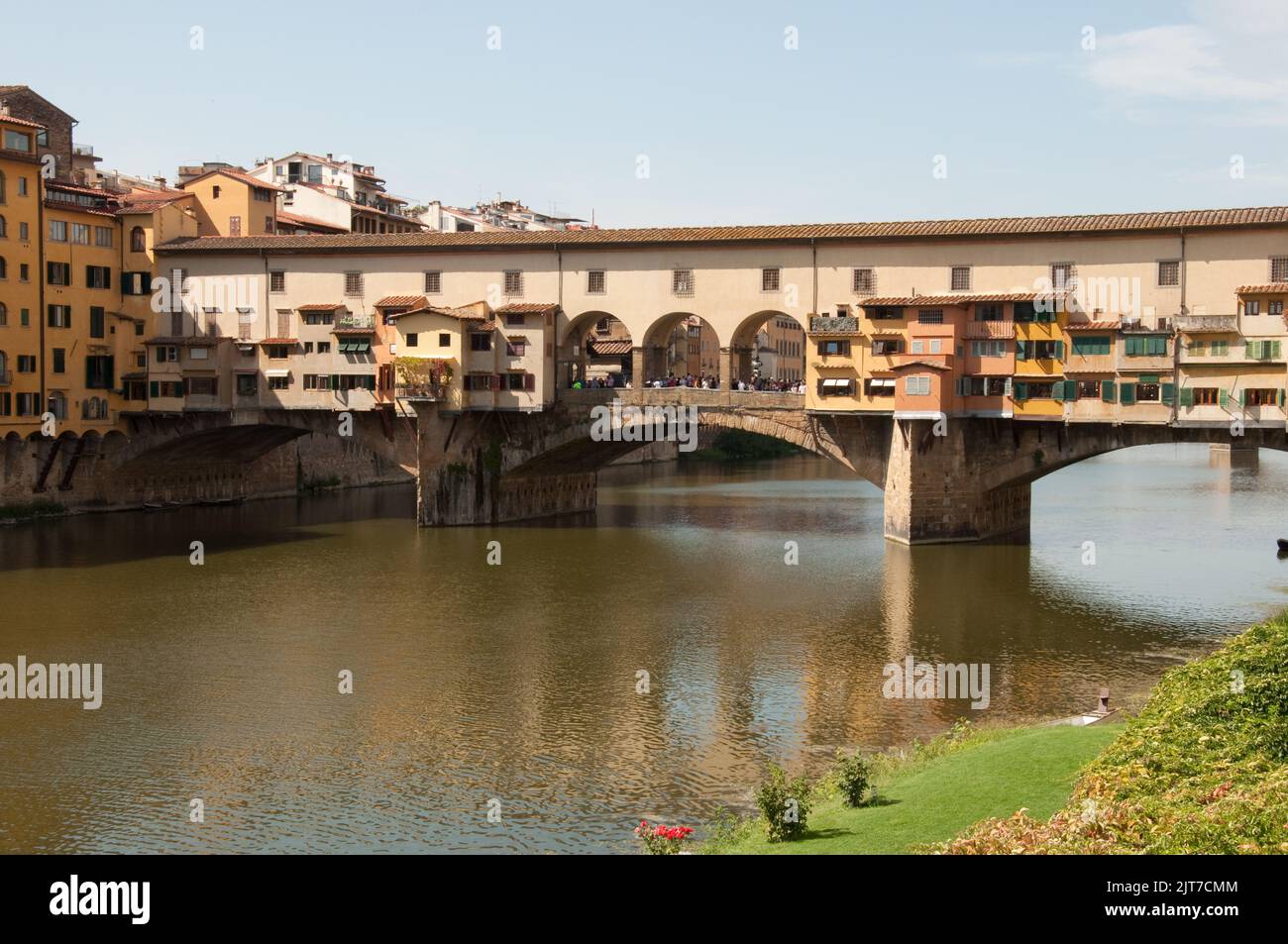 Ponte Vecchio, Florenz, Toskana, Italien. Diese alte Brücke ist berühmt für ihre Juweliergeschäfte und ist eine der charakteristischen Stätten von Florenz. Stockfoto