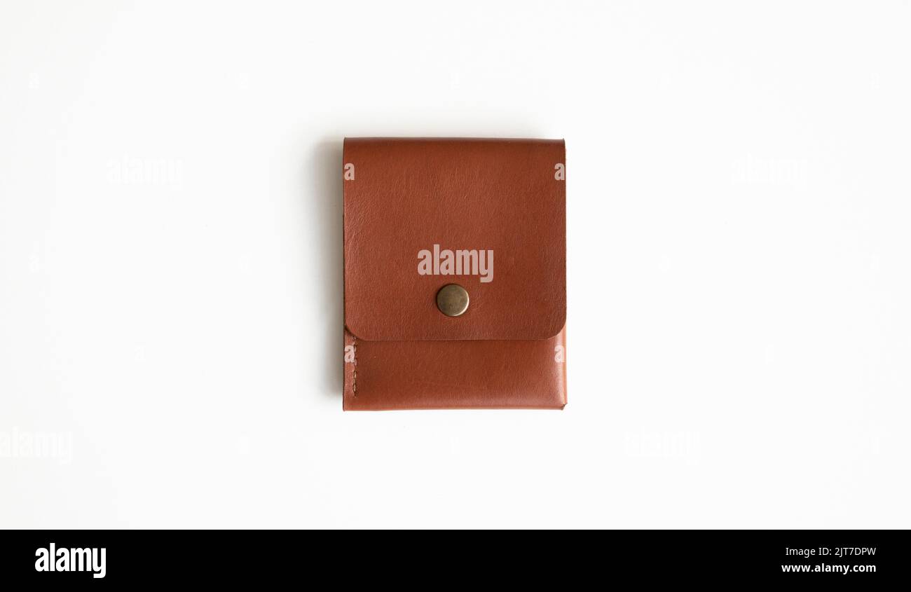 Orangefarbener Kartenhalter aus echtem Leder auf einer weißen Oberfläche. Stockfoto