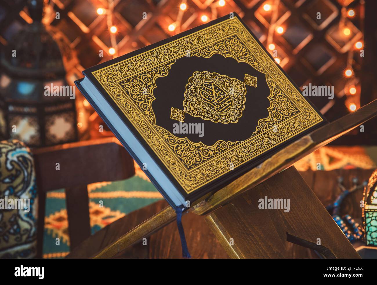 Ramadan Hintergrund; Nahaufnahme für den Heiligen 'Quran' mit Gebetsteppich, Rosenkranz und Ramadan-Lampe platziert. Islamischer Hintergrund. Stockfoto
