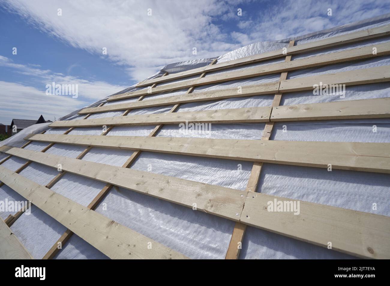 Dachkonstruktion mit Balken und Abdichtung Stockfoto