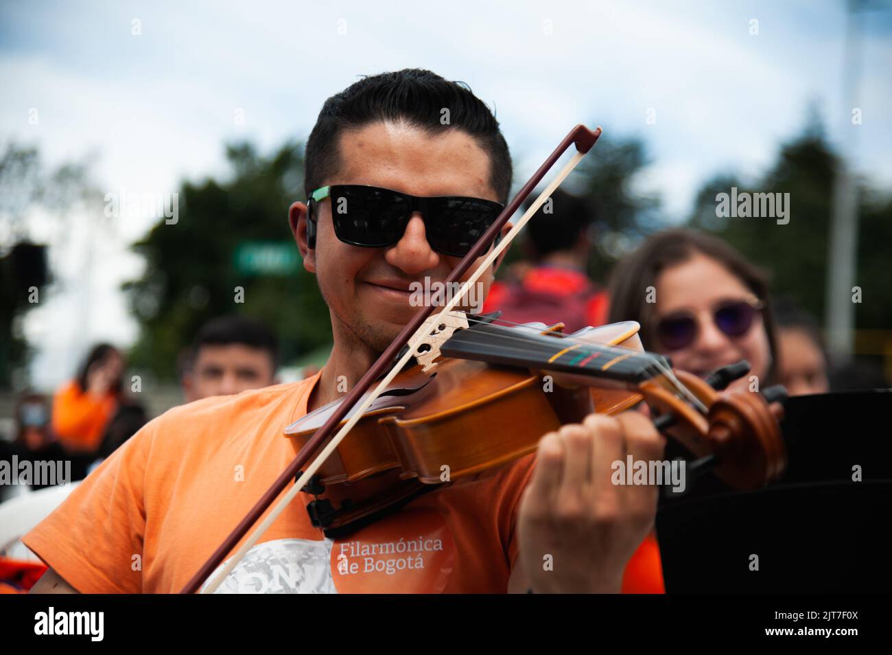 Bogota, Kolumbien. 28. August 2022. Ein Geiger spielt während des weltweit größten Friedenskonzerts, gespielt von Bogotas Symphonic Orchrestra und Kindern, in Bogota, Kolumbien am 28. August 2022. Foto: Chepa Beltran/Long Visual Press Kredit: Long Visual Press/Alamy Live News Stockfoto