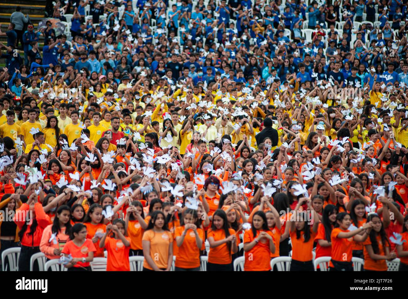 Bogota, Kolumbien. 28. August 2022. Ein Chor aus mehr als 10000 Kindern winkt Friedenstauben, während sie während des weltweit größten Friedenskonzerts singen, gespielt von Bogotas Symphonic Orchrestra and Children, in Bogota, Kolumbien am 28. August 2022. Foto: Chepa Beltran/Long Visual Press Kredit: Long Visual Press/Alamy Live News Stockfoto