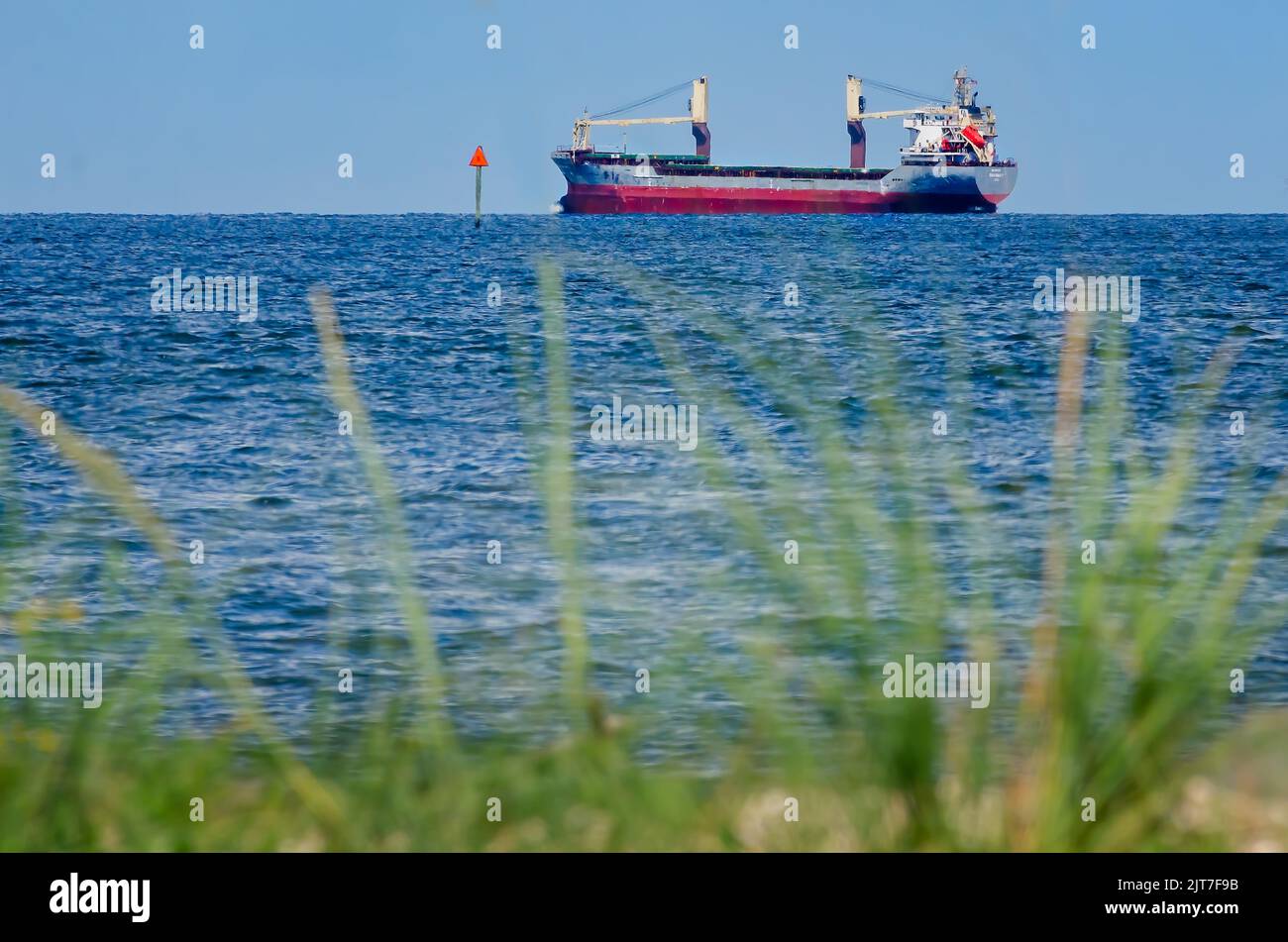 Das Frachtschiff Oslo Bulk 2 steuert am 27. August 2022 in Dauphin Island, Alabama, den Hafen von Mobile an. Das Schiff wurde 2010 gebaut. Stockfoto