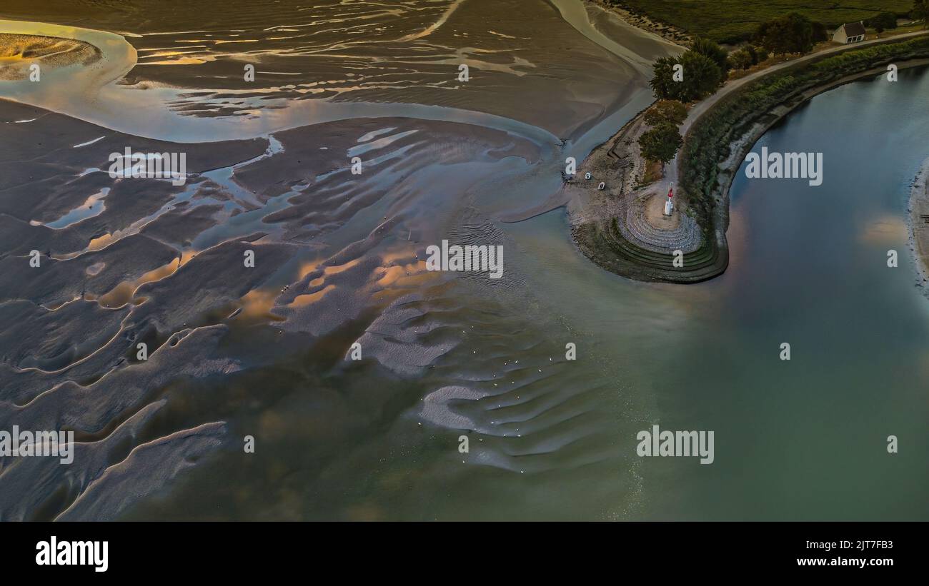 L'entrée du Port de Saint Valery sur Somme , Foto-Drohne, vue du chenal et du feu de Port Pendant le lever de Soleil. Stockfoto