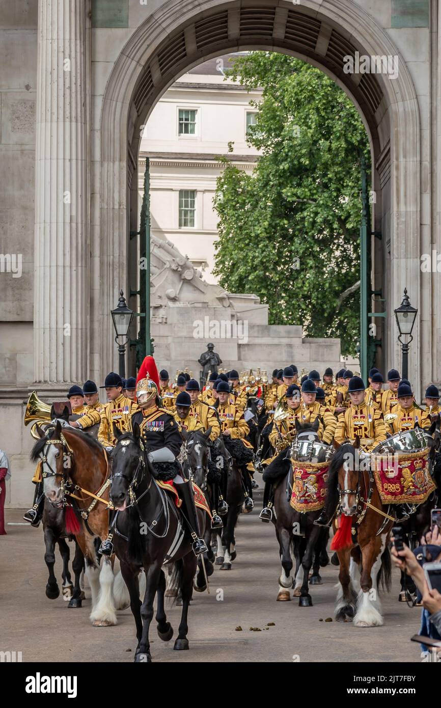 Die Band der Household Cavalry geht unter dem Wellington Arch auf ihrem Weg nach Trooping the Color, London Stockfoto