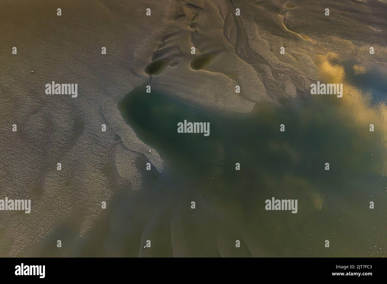 L'entrée du Port de Saint Valery sur Somme , Foto-Drohne, vue du chenal et du feu de Port Pendant le lever de Soleil. Stockfoto