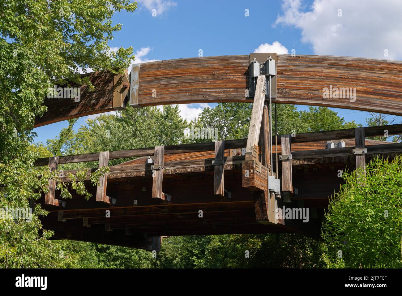 Holzbrücke über den historischen I und M Kanal an einem schönen Sommernachmittag. Stockfoto