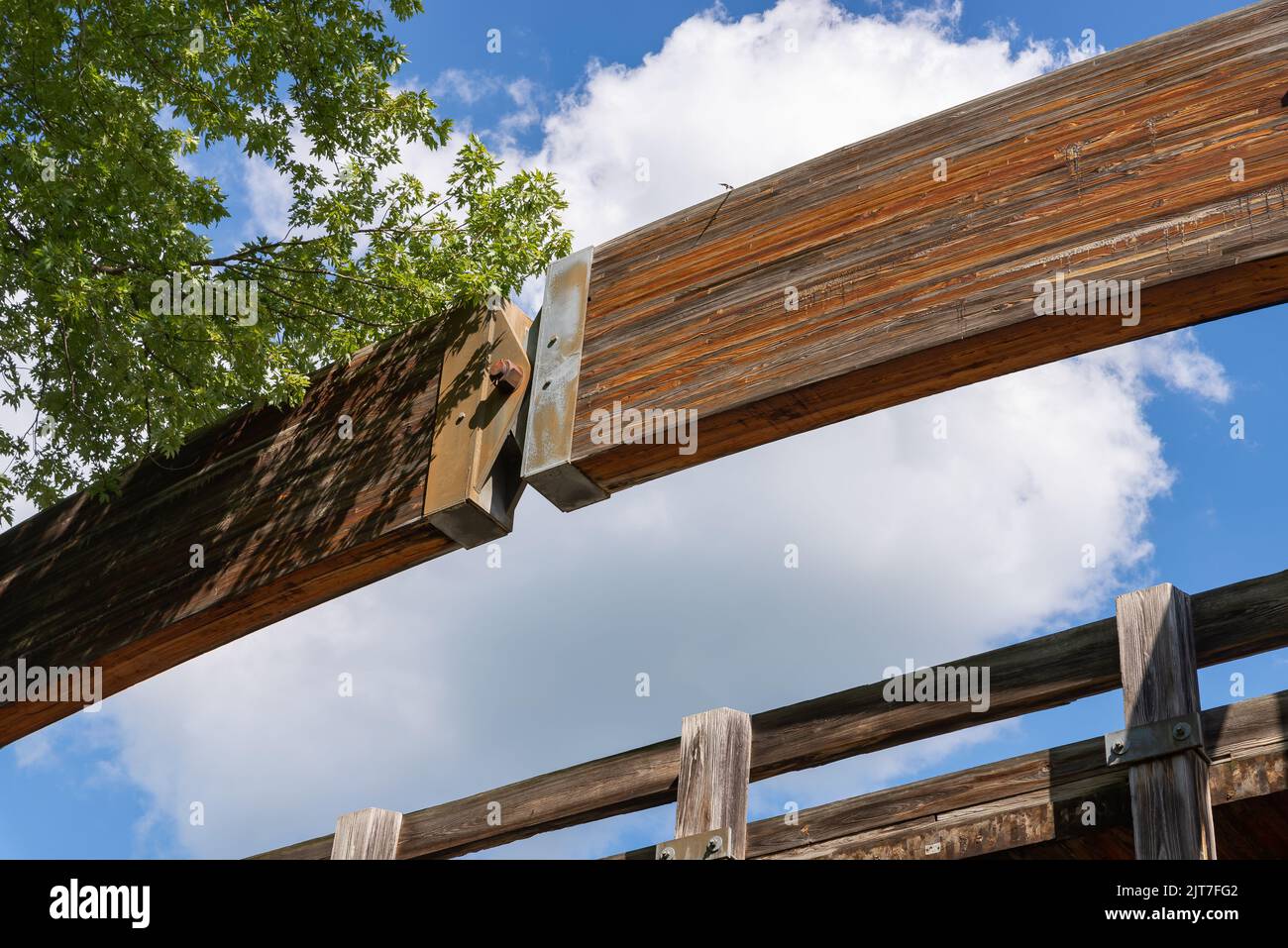 Holzbrücke über den historischen I und M Kanal an einem schönen Sommernachmittag. Stockfoto