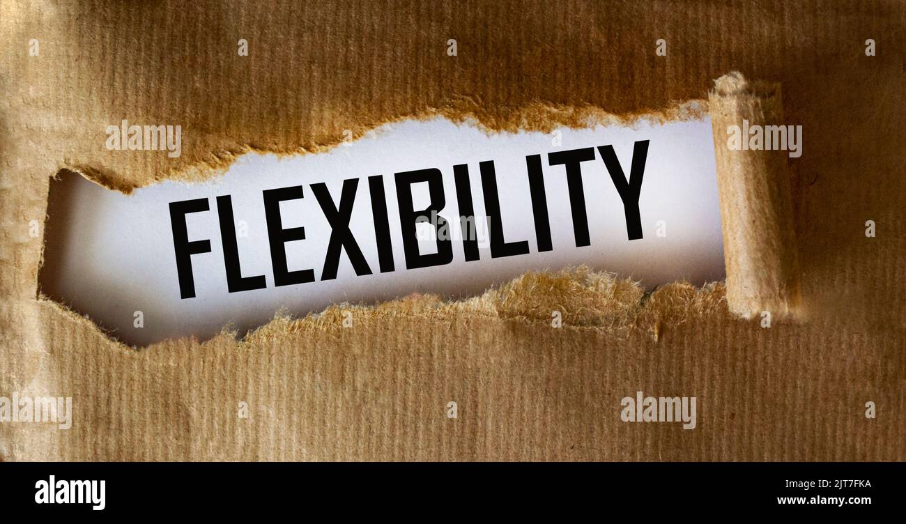 Flexibilität beim Text auf zerrissenem Papier. Schöner brauner Hintergrund. Geschäftskonzept. Stockfoto