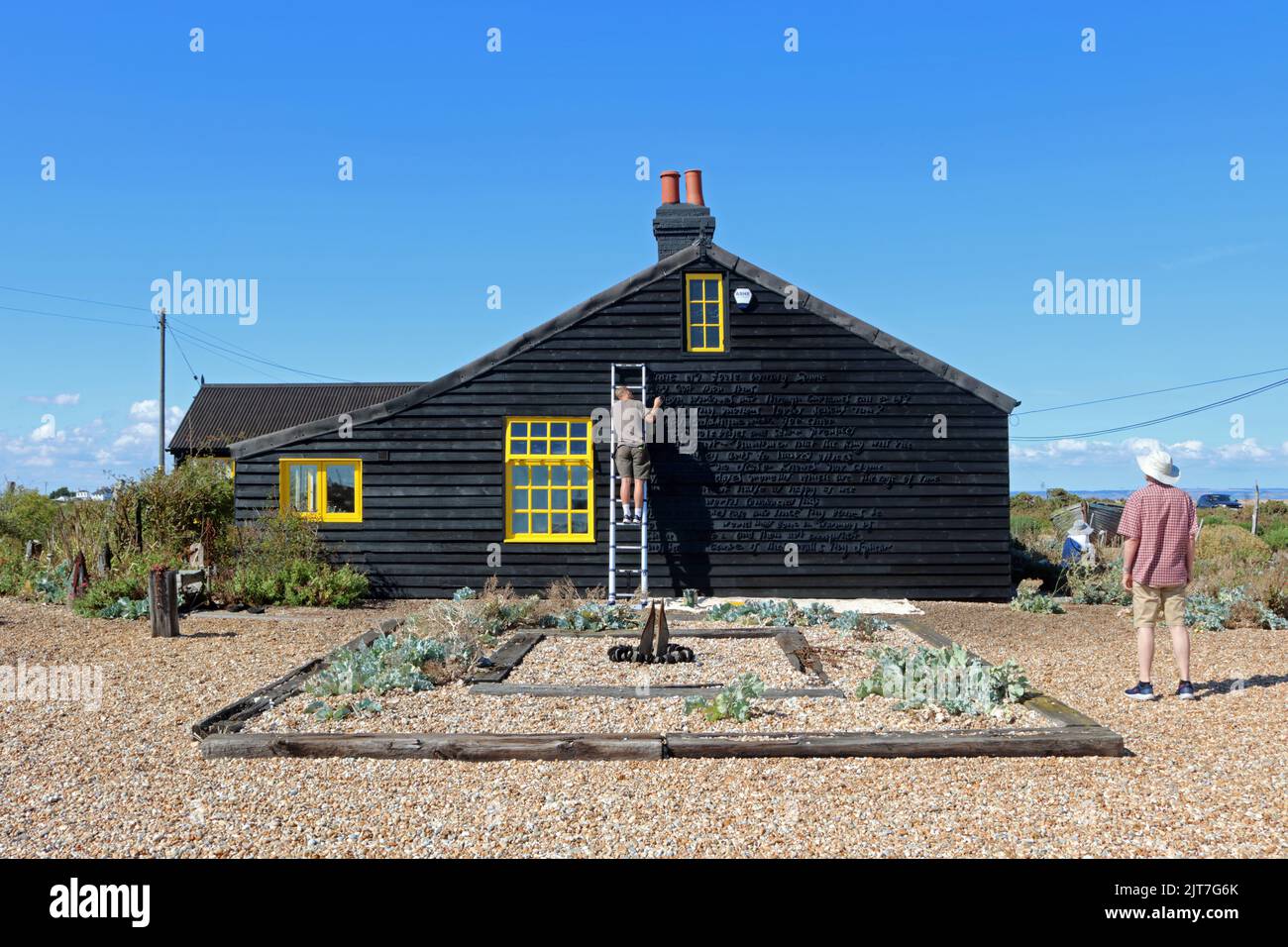 Prospect Cottage mit Derek Jarman's Cottage Garden am Kieselstrand in Dungeness Kent UK Stockfoto