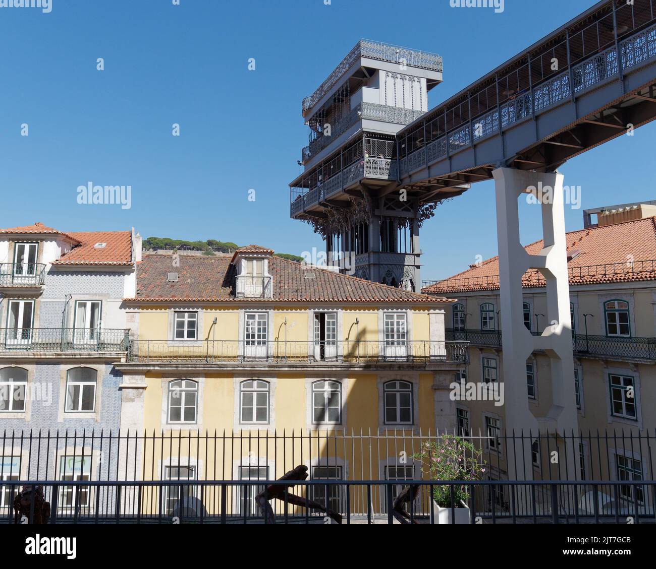 Santa Justa Lift und Aussichtspunkt mit umliegenden Gebäuden in Lissabon, Portugal Stockfoto