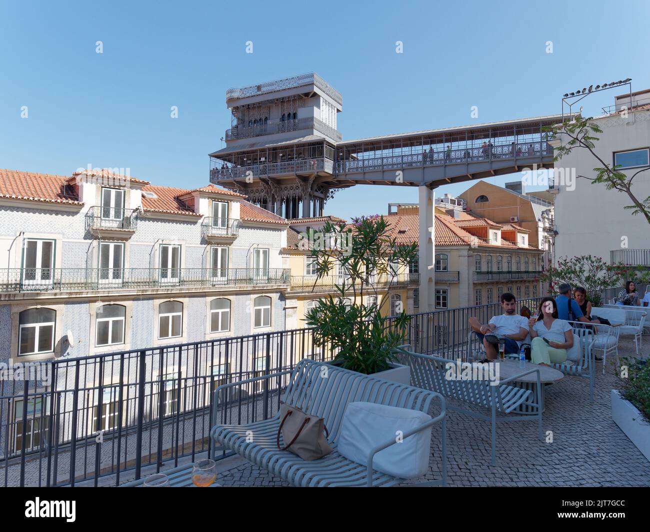 Santa Justa Lift und Aussichtspunkt mit umliegenden Gebäuden in Lissabon, Portugal. Restaurant im Vordergrund. Stockfoto