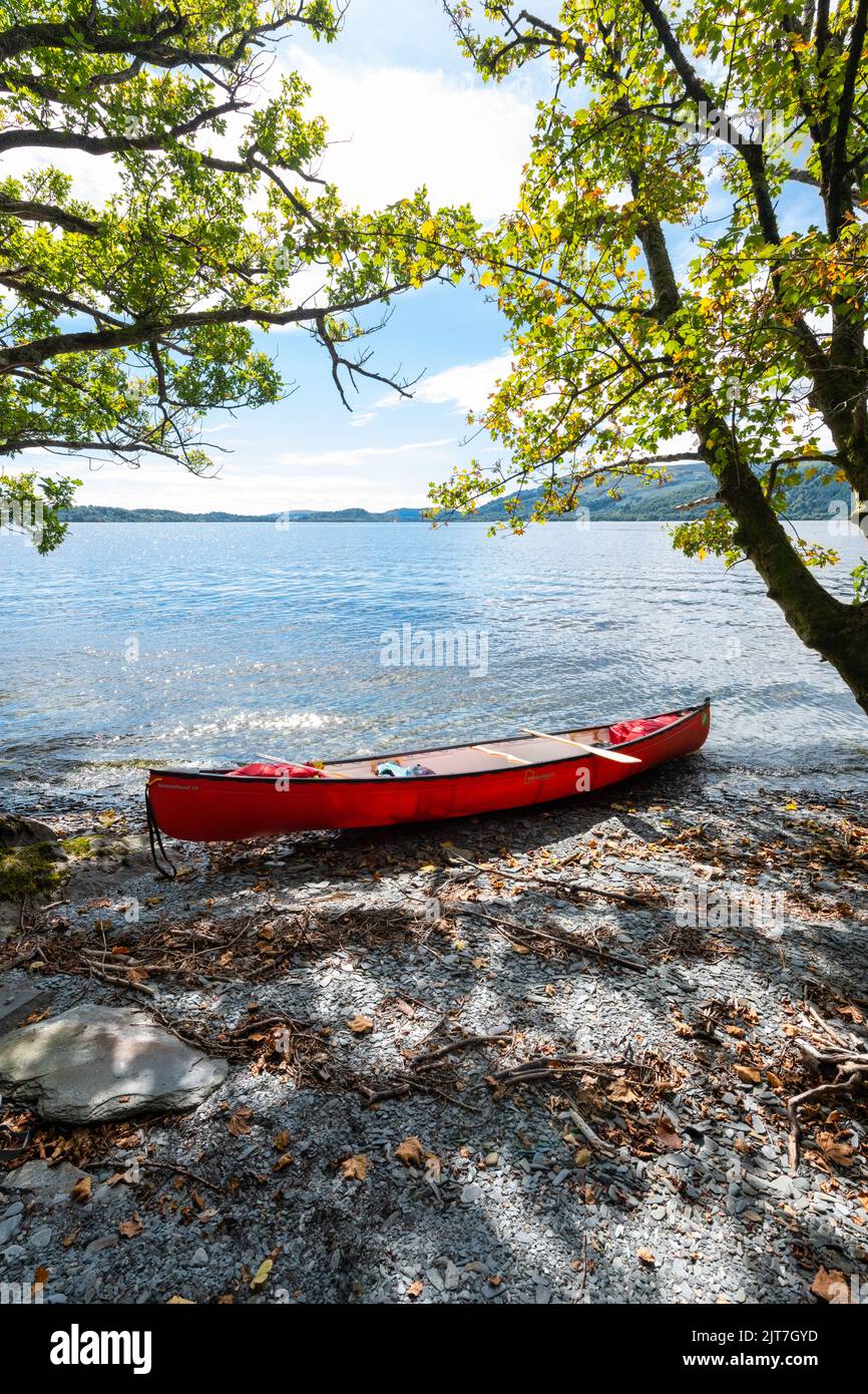 Kanu am kleinen Schieferstrand, Loch Lomond, Schottland, Großbritannien Stockfoto