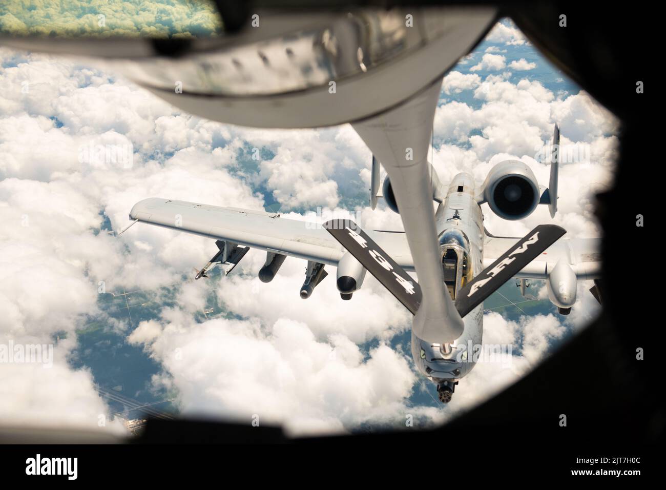 Ein Stratotanker-Flugzeug der Serie KC-135 mit dem 434. Aerial Betanking Wing betankt ein Flugzeug Der Serie A-10C Thunderbolt II mit dem 122. Fighter Wing, Indiana Air National Guard während des Indiana Employer Support of the Guard and Reserve (ESGR) Boss Lift am 26. August 2022 am Himmel über Indiana. Der Indiana ESGR Boss Lift würdigt die Arbeitgeber der Mitglieder der Garde und Reserve, indem er ihnen einen Blick hinter die Kulissen der Militäroperationen ihrer Mitarbeiter gibt. (USA Foto der Air National Guard von Staff Sgt. Kathleen LaCorte) Stockfoto
