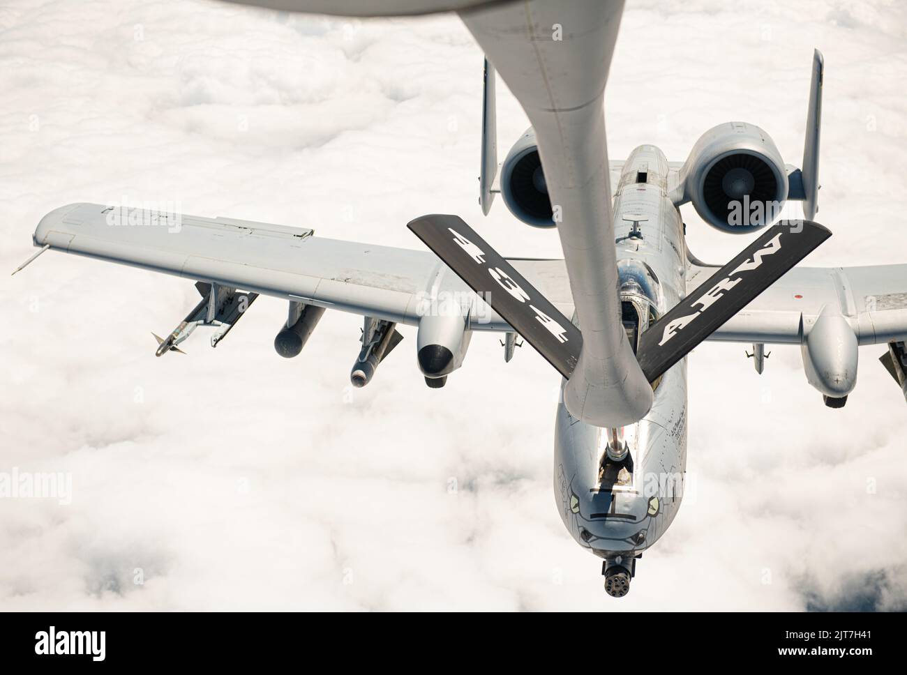 Ein Stratotanker-Flugzeug der Serie KC-135 mit dem 434. Aerial Betanking Wing betankt ein Flugzeug Der Serie A-10C Thunderbolt II mit dem 122. Fighter Wing, Indiana Air National Guard während des Indiana Employer Support of the Guard and Reserve (ESGR) Boss Lift am 26. August 2022 am Himmel über Indiana. Der Indiana ESGR Boss Lift würdigt die Arbeitgeber der Mitglieder der Garde und Reserve, indem er ihnen einen Blick hinter die Kulissen der Militäroperationen ihrer Mitarbeiter gibt. (USA Foto der Air National Guard von Staff Sgt. Kathleen LaCorte) Stockfoto