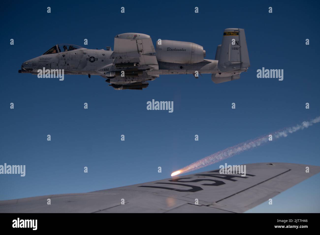 Die Indiana Air National Guard, ein Flugzeug Der Serie A-10C Thunderbolt II, das dem 122.-Kampfflügel zugewiesen wurde, löst während des Fluges an der Seite eines KC-135-Stratotankers mit dem 434.-Lufttankerflügel während des Indiana Employer Support of the Guard and Reserve (ESGR) Boss Lift am 26. August 2022 ein Aufflammen aus. Im Himmel über Indiana. Der Indiana ESGR Boss Lift würdigt die zivilen Arbeitgeber der Mitglieder der Garde und Reserve, indem er ihnen einen Blick hinter die Kulissen der Militäroperationen ihrer Mitarbeiter gibt. (USA Foto der Air National Guard von Staff Sgt. Kathleen LaCorte) Stockfoto