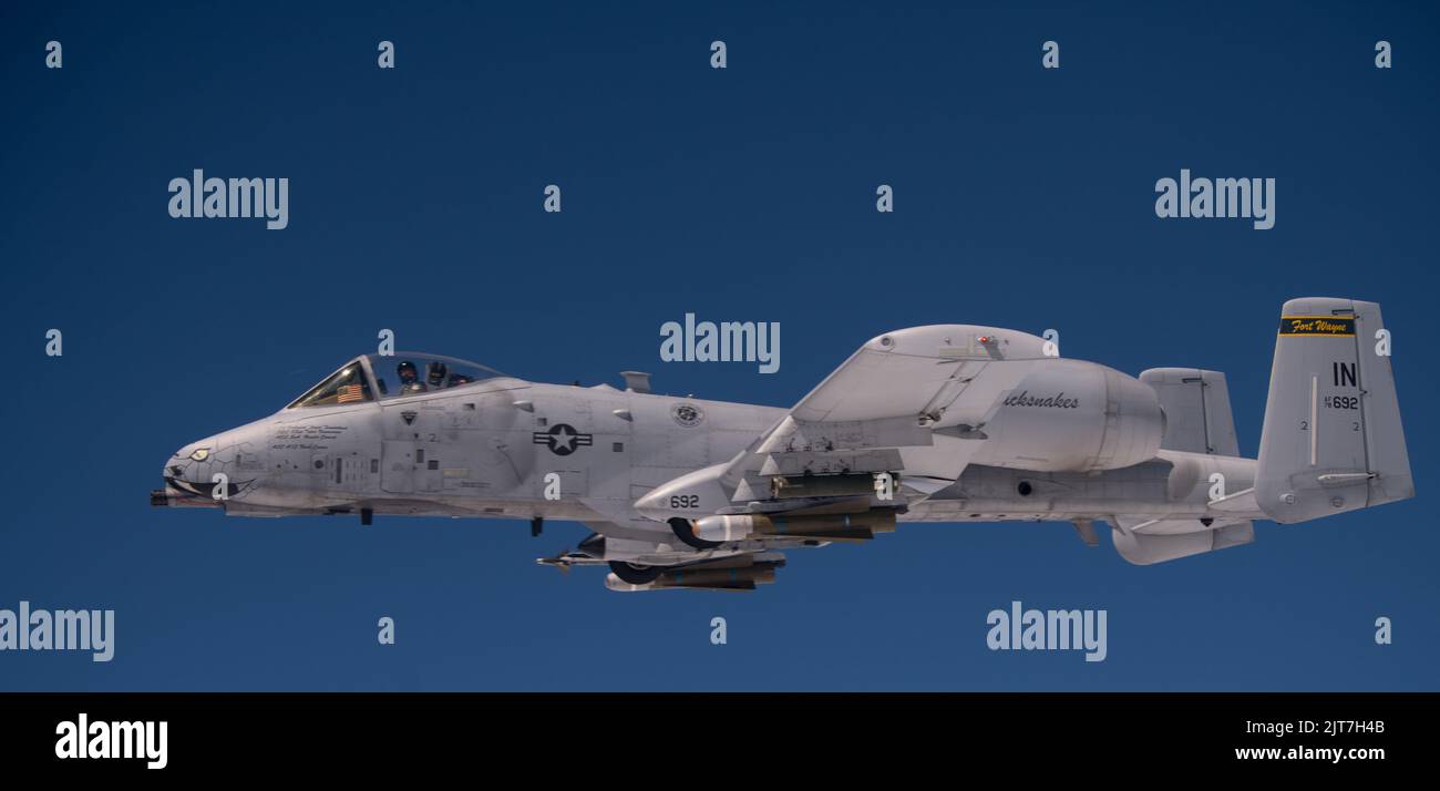 Die Indiana Air National Guard ist ein Flugzeug Der Serie A-10C Thunderbolt II, das dem 122.-Kampfflügel zugewiesen wurde, und fliegt während des Indiana Employer Support of the Guard and Reserve (ESGR) Boss Lift am 26. August 2022 am Himmel über Indiana neben einem Stratotanker der Serie KC-135 mit dem 434.-Lufttanker. Der Indiana ESGR Boss Lift würdigt die zivilen Arbeitgeber der Mitglieder der Garde und Reserve, indem er ihnen einen Blick hinter die Kulissen der Militäroperationen ihrer Mitarbeiter gibt. (USA Foto der Air National Guard von Staff Sgt. Kathleen LaCorte) Stockfoto