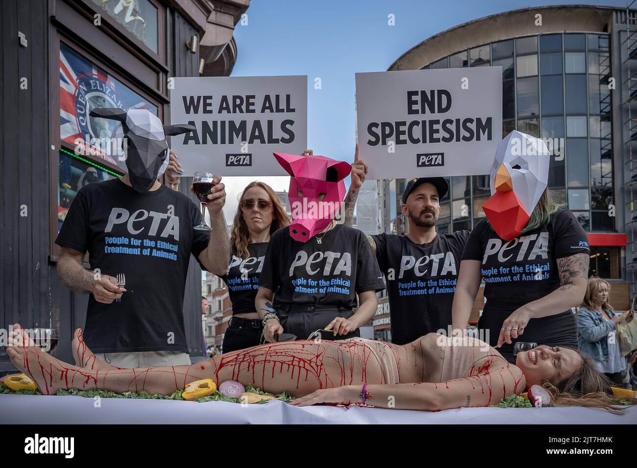 London, Großbritannien. 27.. August 2022. PETA-Tierrechtler führen auf dem Leicester Square einen Anti-Fleisch-Protest durch, bei dem „Tiere“ am Körper einer jungen Frau fessen. PETA fordern mehr Verbraucher, vegan zu gehen und auf pflanzliche Lebensmittel umzusteigen. Kredit: Guy Corbishley/Alamy Live Nachrichten Stockfoto