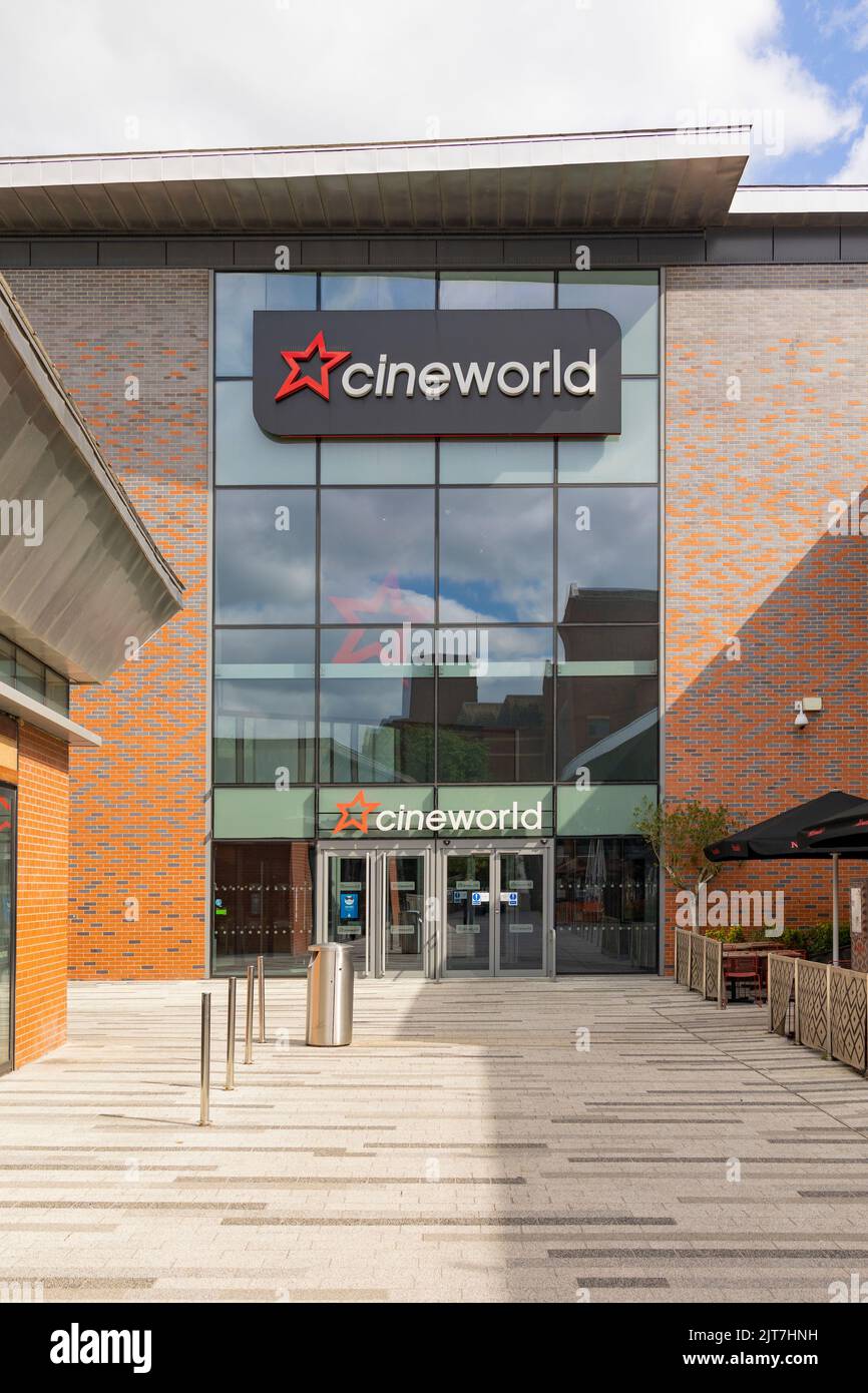 Hanley-Stoke-on-Trent, Staffordshire-Großbritannien 21. April 2022 Cineworld-Schild und Gebäude mit Kopierraum Stockfoto