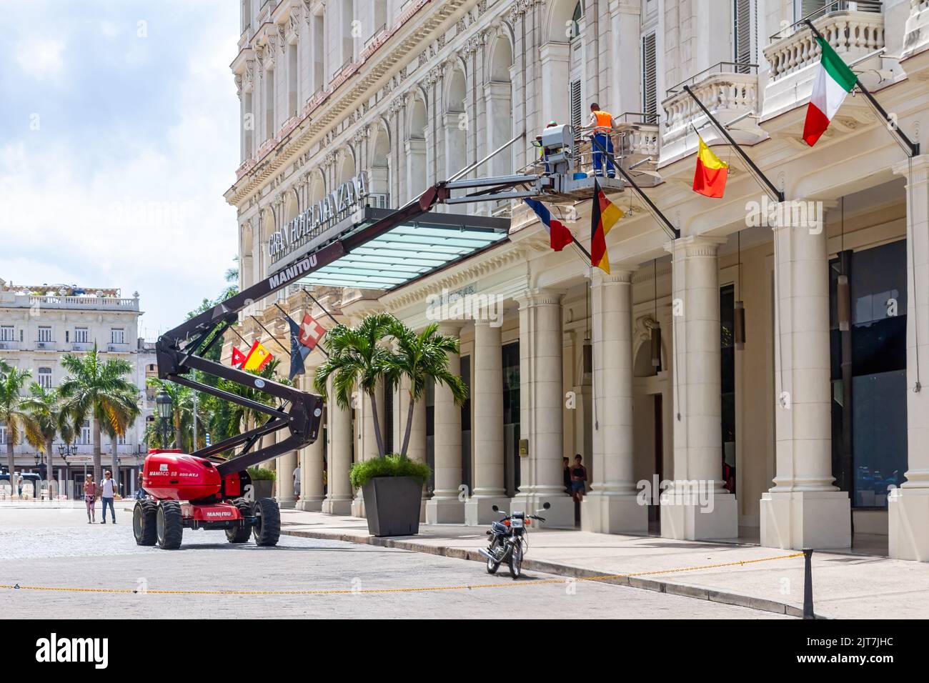 Im Gran Hotel Manzana Kempinski La Habana arbeiten ein Baugerät und zwei Männer Stockfoto