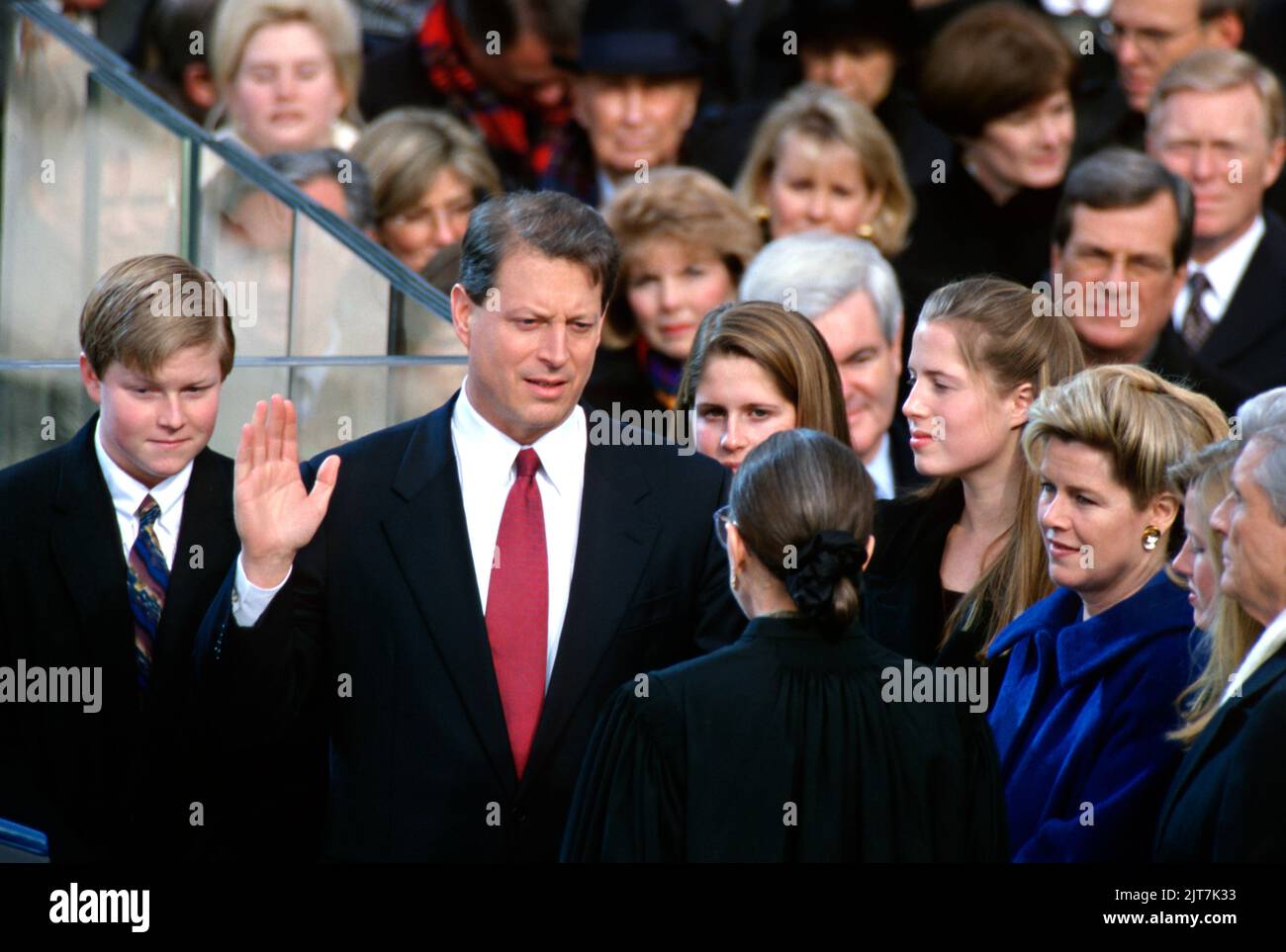 Der US-Vizepräsident Al Gore legt den Amtseid ab, als die 45. vom Obersten Gerichtshof assoziierte Vizepräsidentin Ruth Bader Ginsburg als seine Frau Tipper Gore, rechts, Und die Familie schaut während der Einweihungszeremonie des Präsidenten auf den Stufen des US-Kapitolgebäudes am 20. Januar 1997 in Washington, D.C. auf Stockfoto