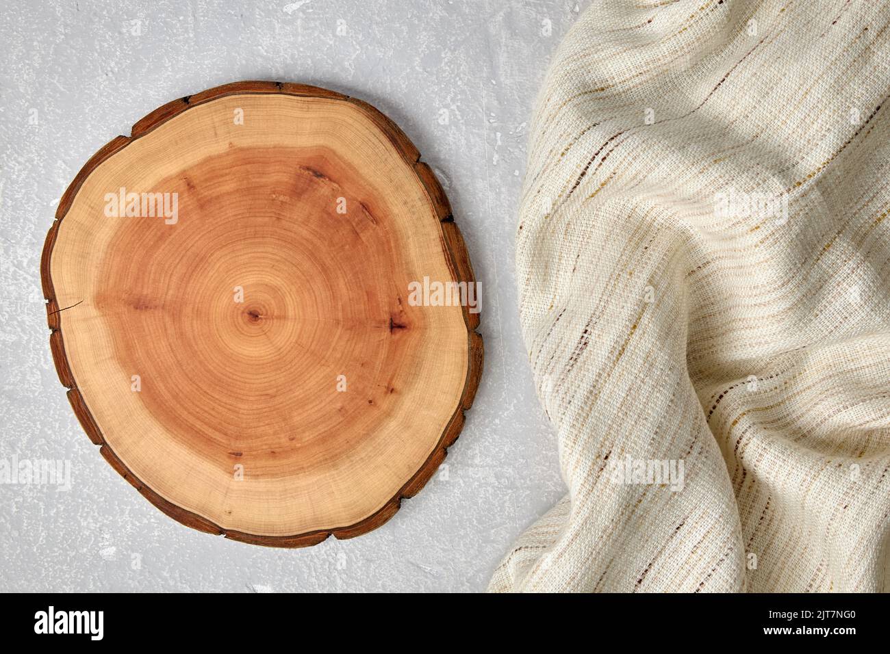 Schneidebrett und Untersetzer auf einem grauen Betontisch mit einem Küchentuch. Vorlage für die Lebensmittelanzeige Stockfoto