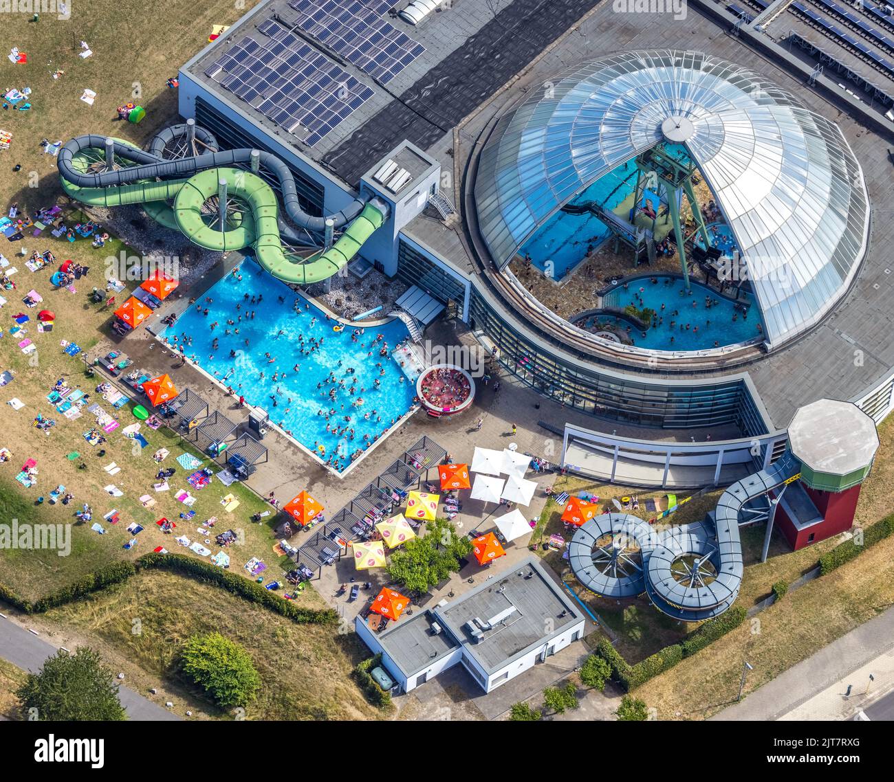 Luftbild, Aquapark Oberhausen, Schwimmbad mit Wasserrutschen, Badegäste auf Liegewiese, Sonnendach, Indoor-Windturm, Borbeck, Oberhausen, Stockfoto