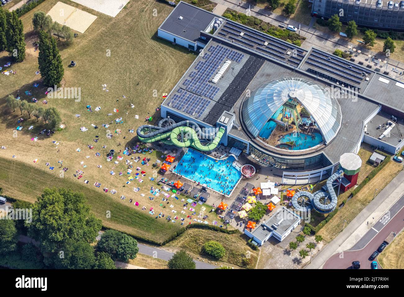 Luftbild, Aquapark Oberhausen, Schwimmbad mit Wasserrutschen, Badegäste auf Liegewiese, Sonnendach, Indoor-Windturm, Borbeck, Oberhausen, Stockfoto