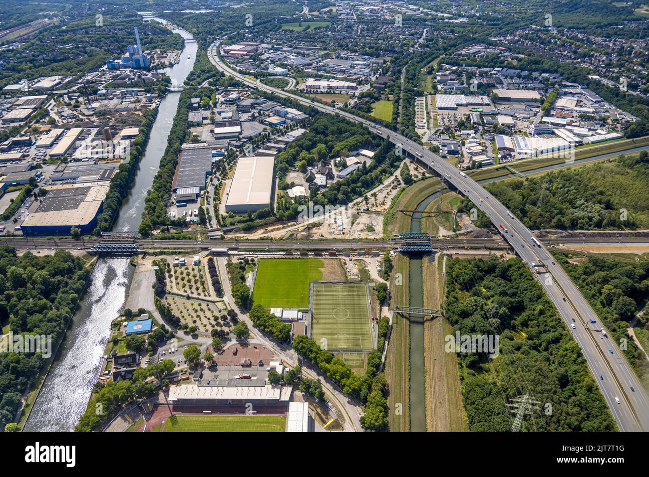 Luftbild, Rhein-Herne-Kanal, Emscher, Bahnlinie und Autobahn A42, Sportplatz Rot-Weiß Oberhausen, Buschhausen, Oberhausen, Ruhrgebiet, No Stockfoto