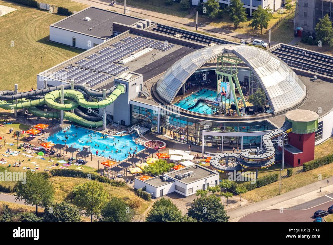 Luftbild, Aquapark Oberhausen, Schwimmbad mit Wasserrutschen, Badegäste auf der Liegewiese, Sonnendach, Indoor-Windturm, Borbeck, Oberhaus Stockfoto