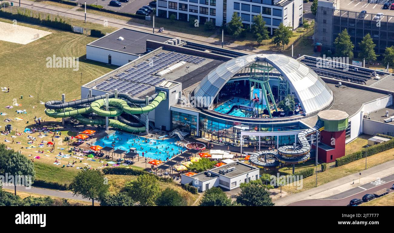 Luftbild, Aquapark Oberhausen, Schwimmbad mit Wasserrutschen, Badegäste auf der Liegewiese, Sonnendach, Indoor-Windturm, Borbeck, Oberhaus Stockfoto
