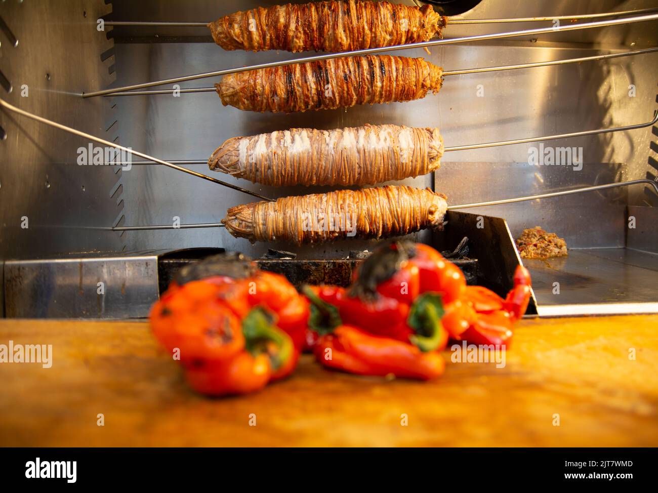 Kokoreç ist ein traditionelles türkisches Gericht, das auch in anderen Ländern beliebt ist Stockfoto