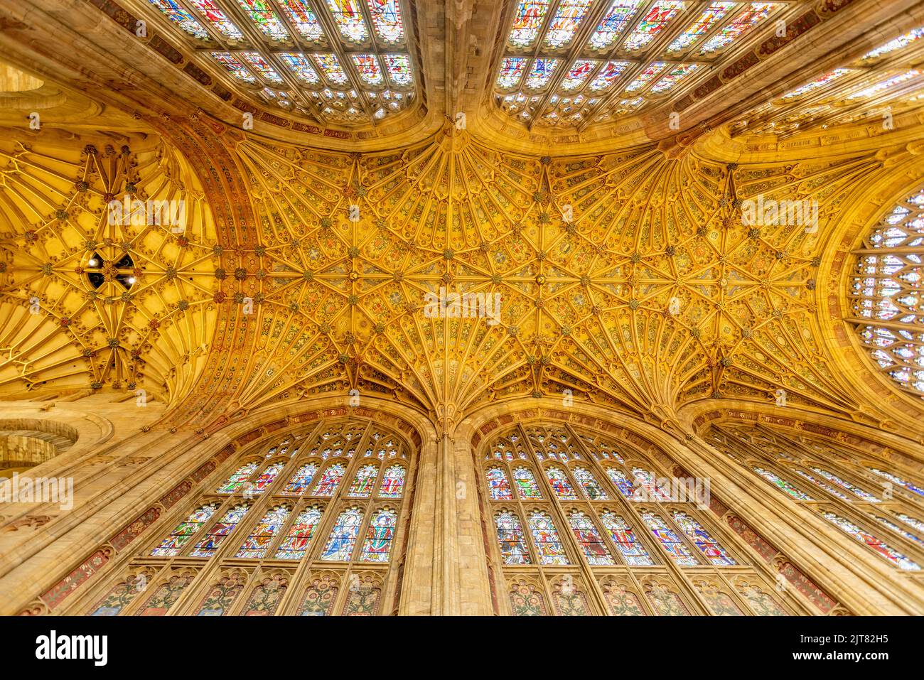 Kunstvolle gewölbte Decke in der Sherborne Abbey, Dorset, Großbritannien, am 28. August 2022 Stockfoto