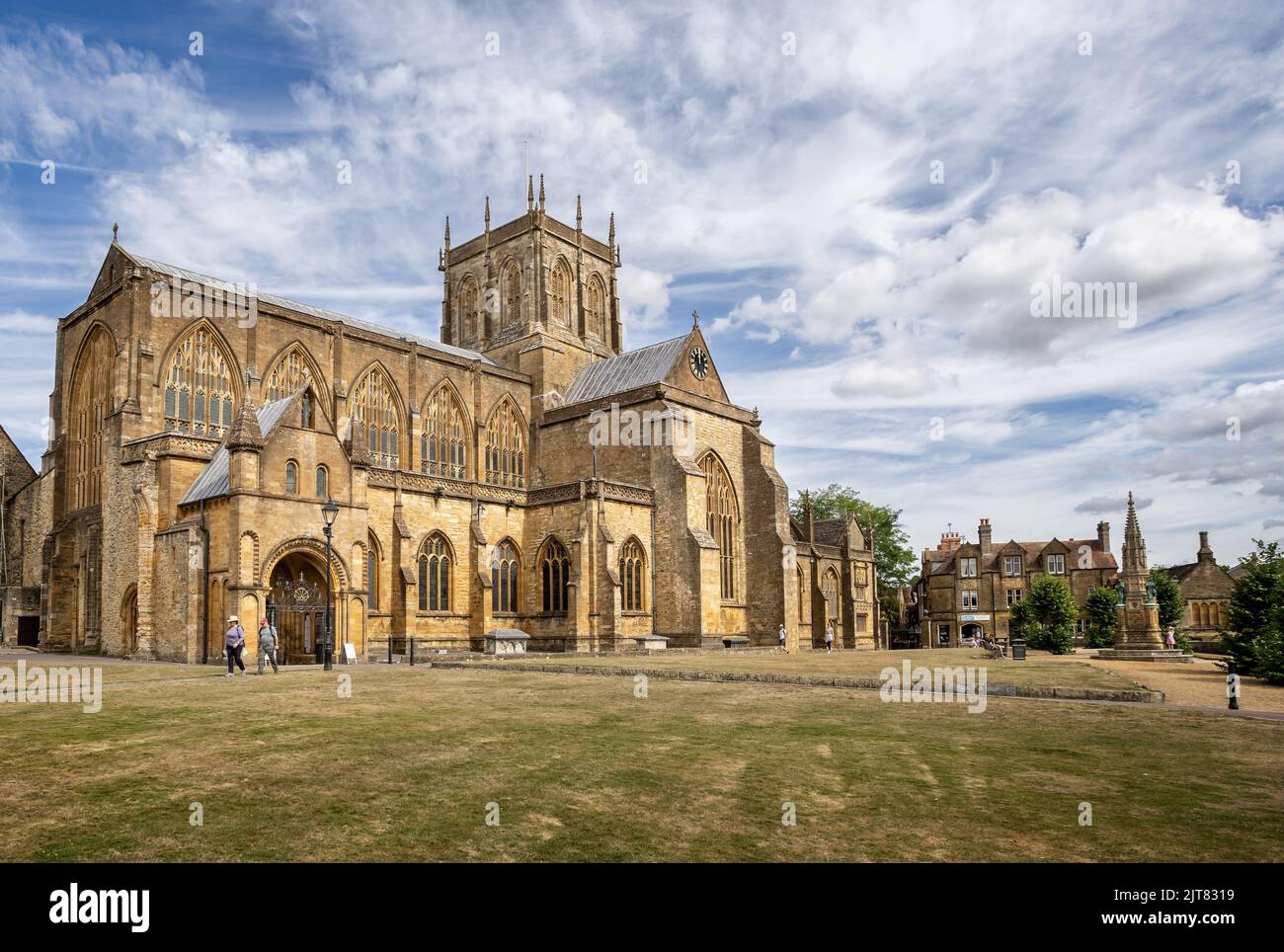 Sherborne Abbey und Digby Memorial Cross in Sherborne, Dorset, Großbritannien am 28. August 2022 Stockfoto