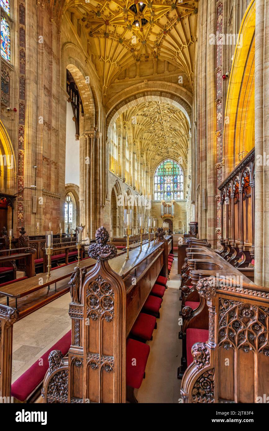 Chorgestühl und gewölbte Decken in der Sherborne Abbey, Dorset, Großbritannien, am 28. August 2022 Stockfoto