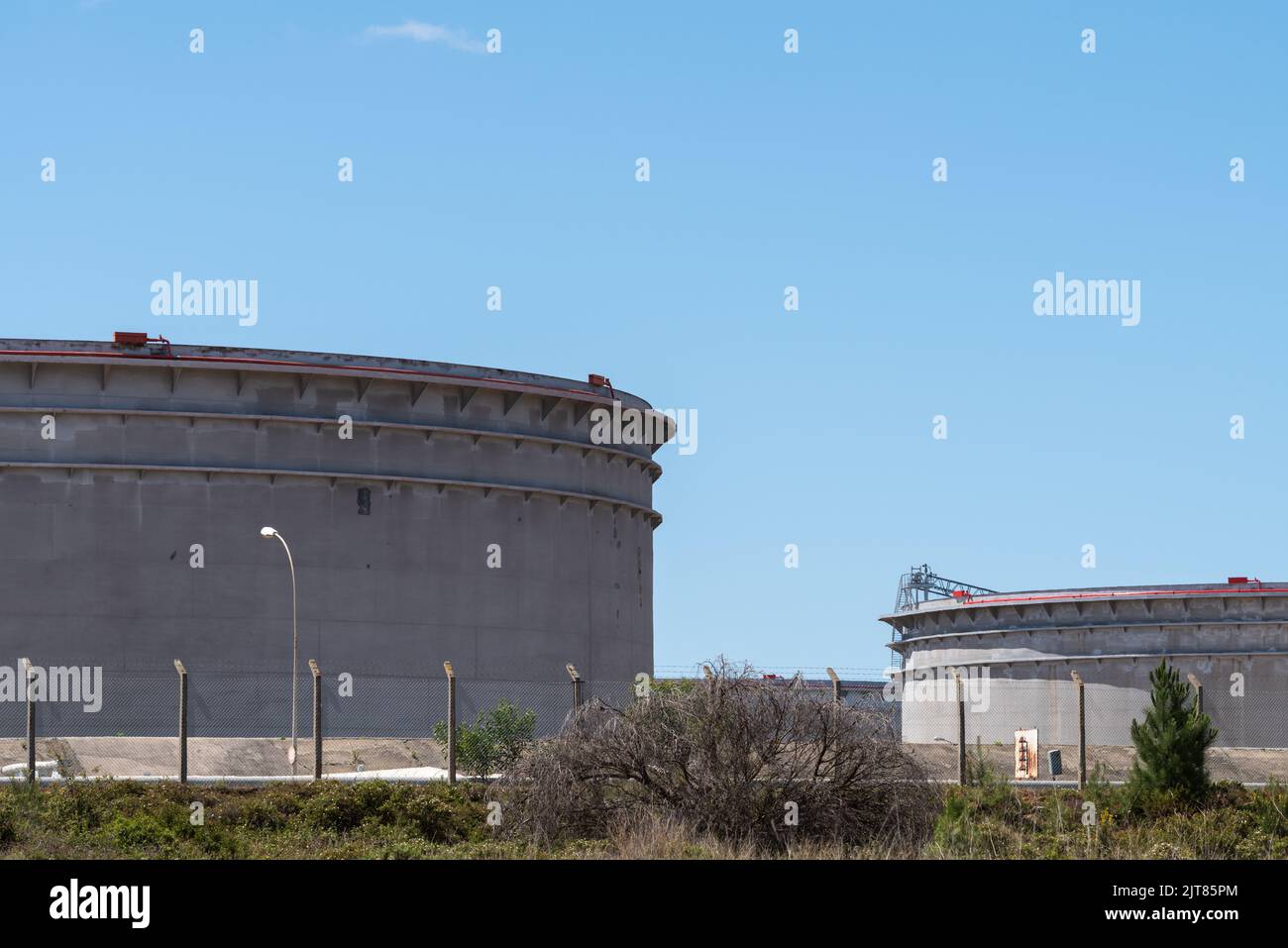 Außenansicht der Einrichtungen der Galp Refineria von Sines, Portugal unter blauem Himmel Stockfoto