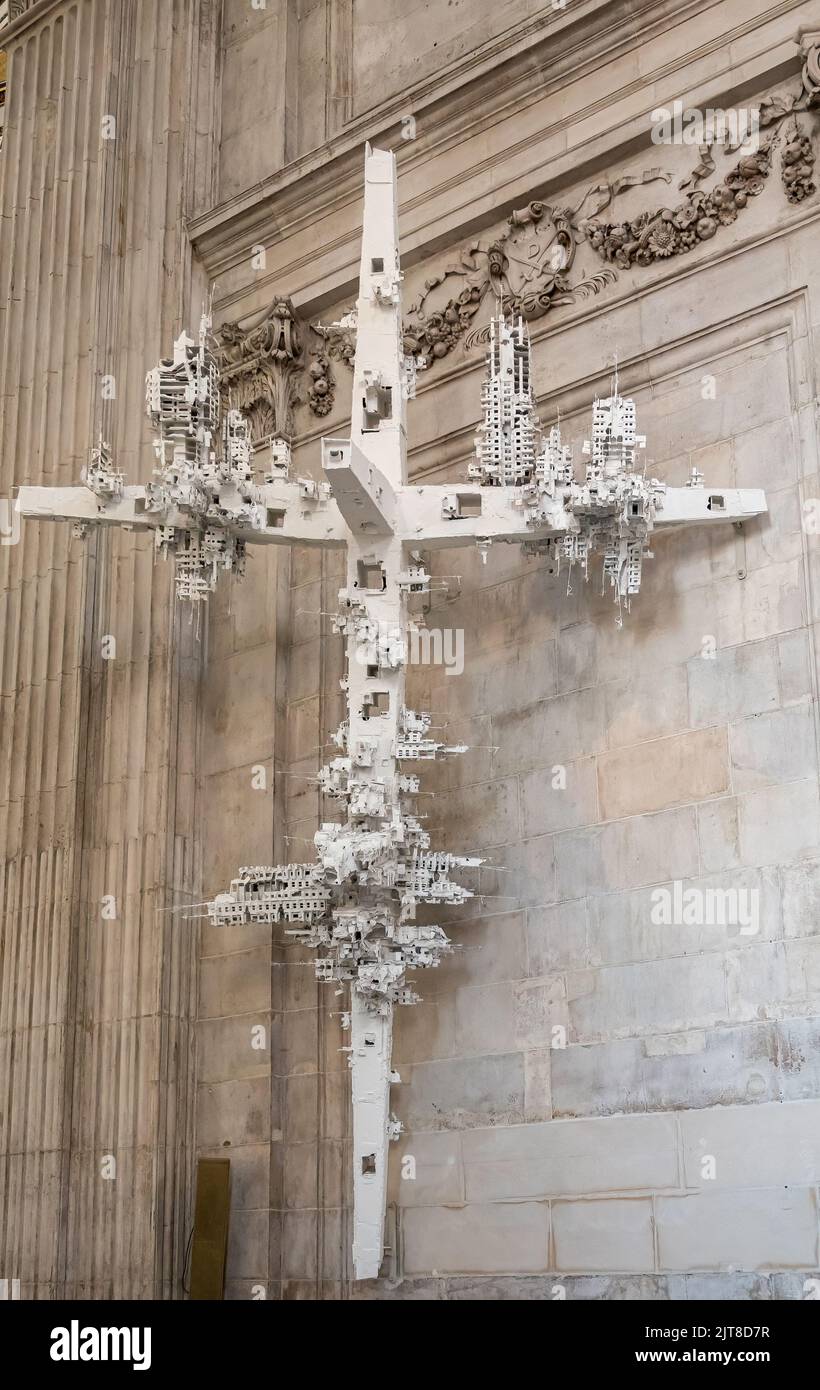 London, England, Großbritannien - 6. Juli 2022: St. Paul's Cathedral. Nahaufnahme, großes weißes, modernes WWI-Gedenkkreuz von Gerry Judag, das die Siedlung darstellt Stockfoto