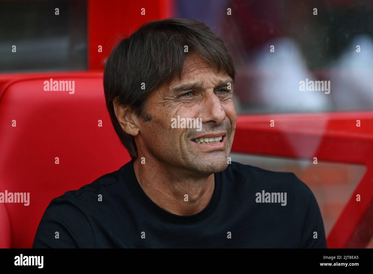 Antonio Conte, Manager von Tottenham Hotspors, nimmt seinen Platz im Dugout ein Stockfoto
