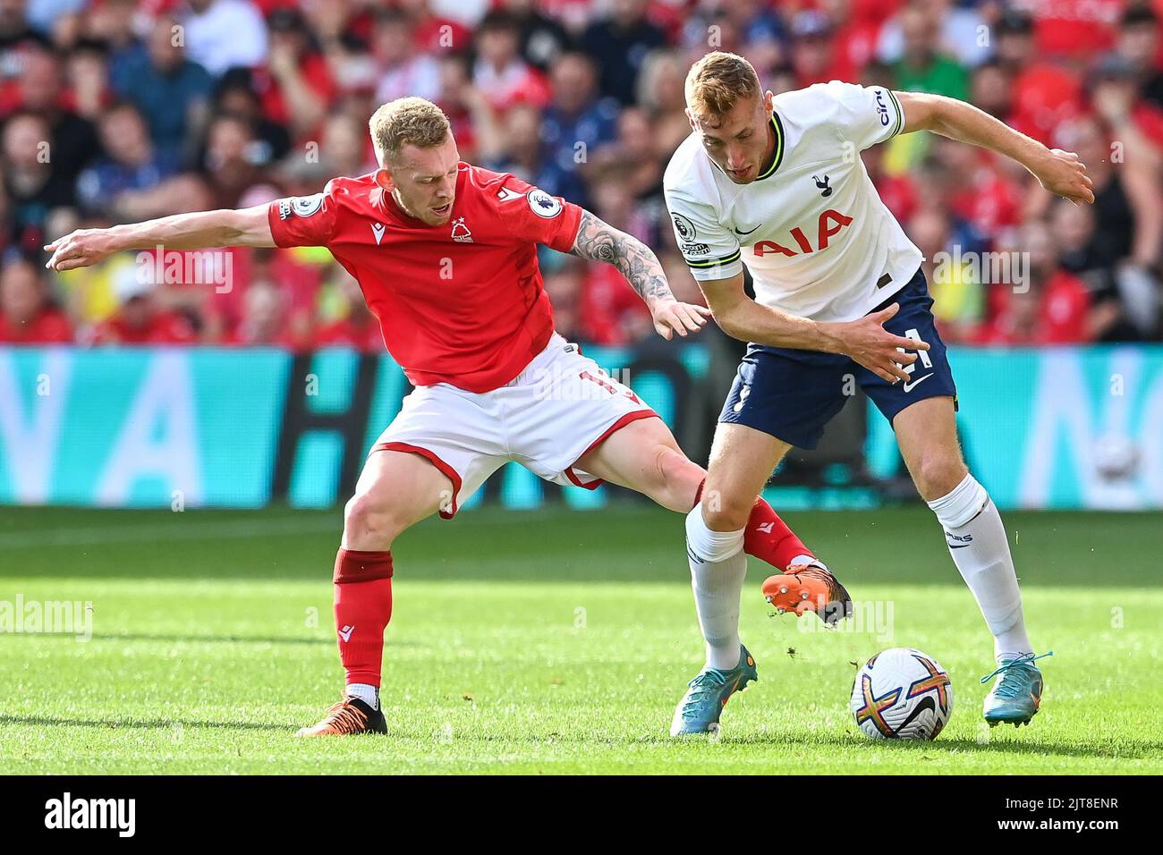 Dejan Kulusevski #21 von Tottenham Hotspur und Lewis O'Brien #14 von Nottingham Forest kämpfen um den Ball Stockfoto